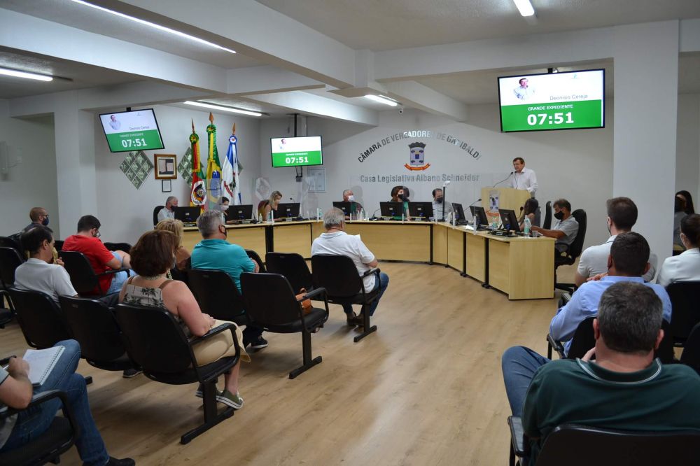 Projeto que acaba com a distinção no Transporte Universitário é retirado de pauta