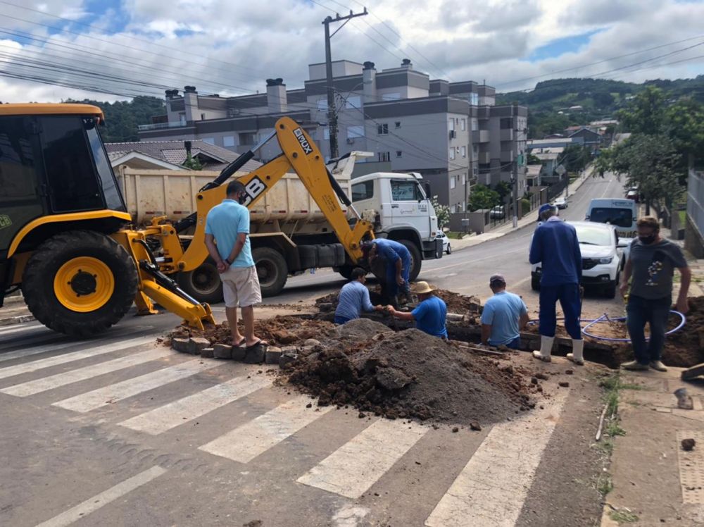 Rua Manuel Peterlongo bloqueada