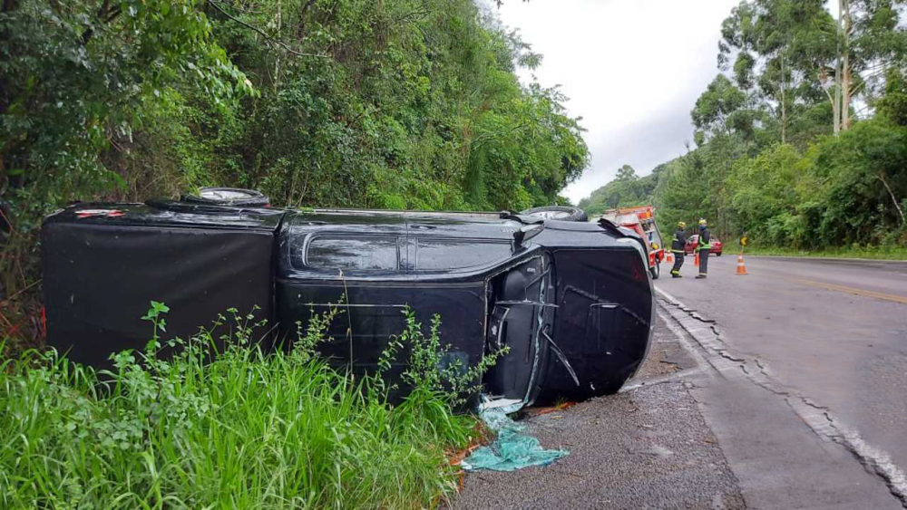 Aquaplanagem causa capotamento na ERS-446 em Carlos Barbosa