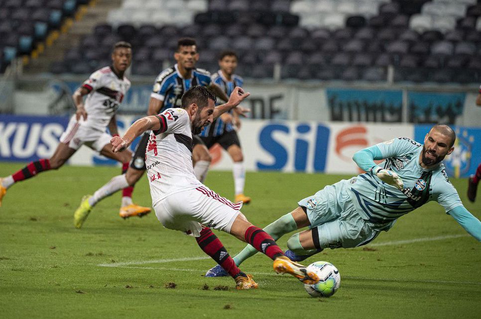 Flamengo vira sobre o Grêmio no segundo tempo e vence na Arena