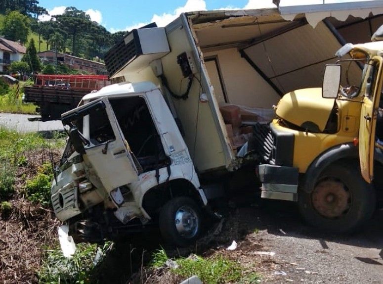 Acidente deixa caminhoneiro ferido na RSC-453 entre Farroupilha e Garibaldi