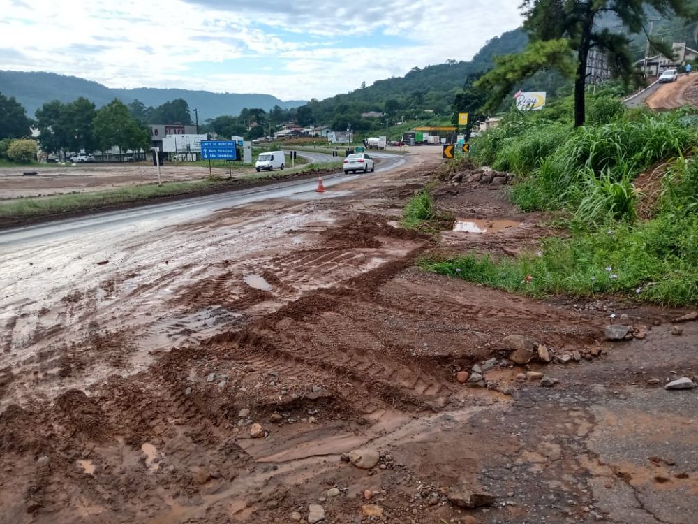 Deslizamento de terra bloqueia parcialmente a RS- 122