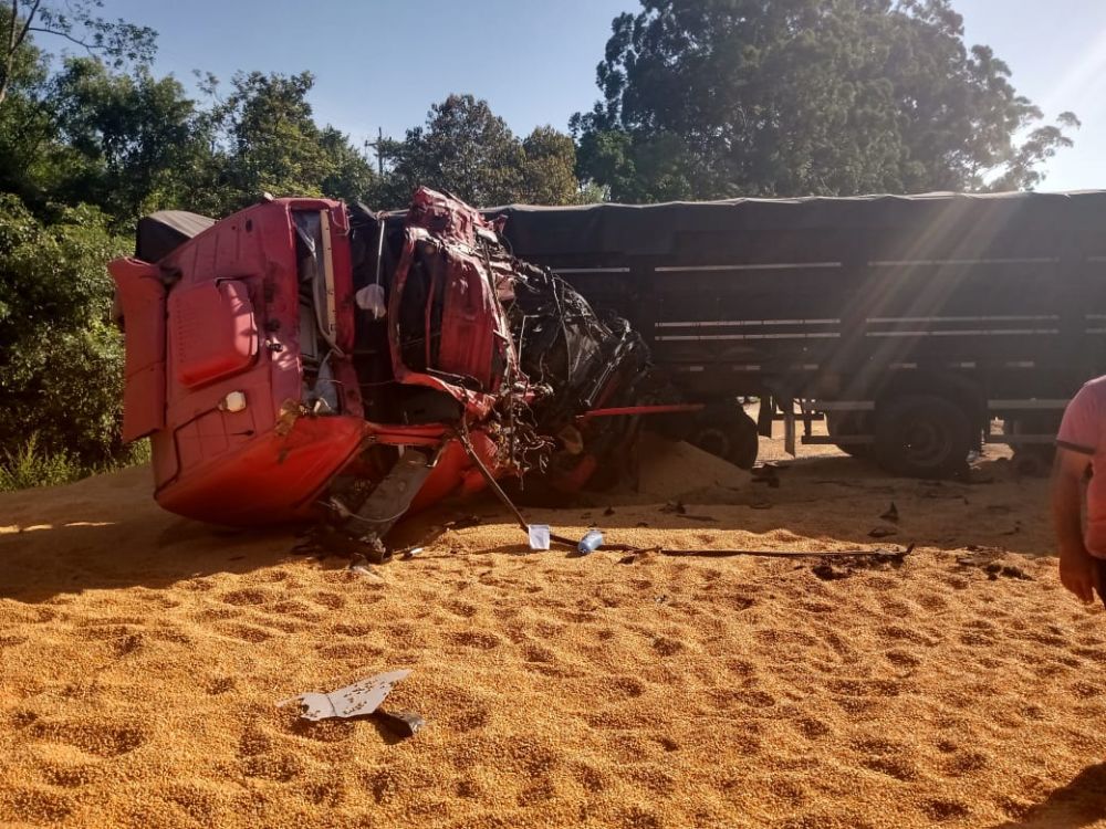 Acidente evolvendo quatro caminhões bloqueia a rodovia Rota do Sol 