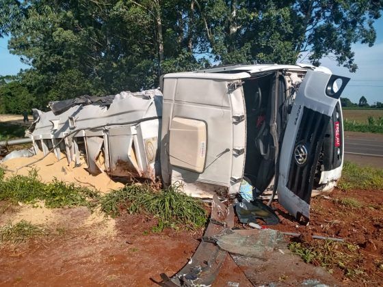 Acidente evolvendo quatro caminhões bloqueia a rodovia Rota do Sol 