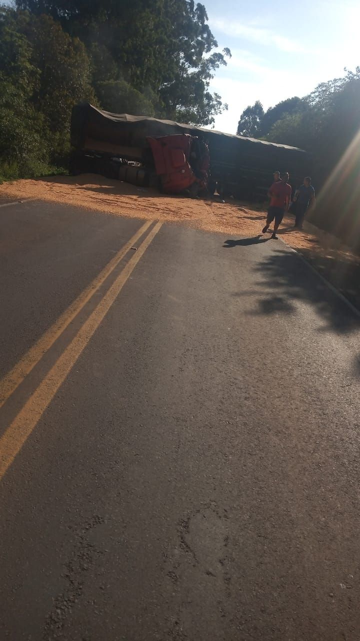 Acidente evolvendo quatro caminhões bloqueia a rodovia Rota do Sol 