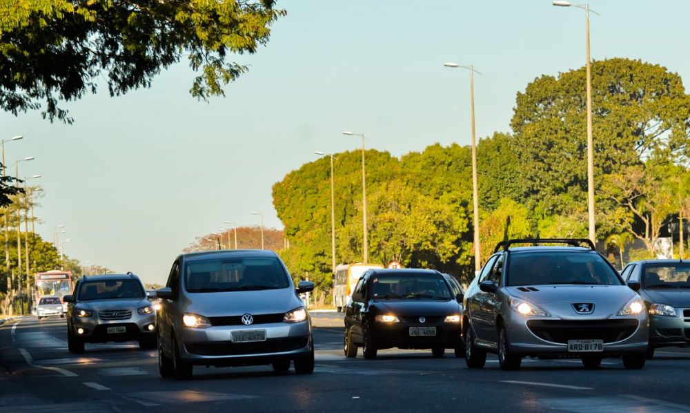 Lei do farol baixo em rodovias vai mudar