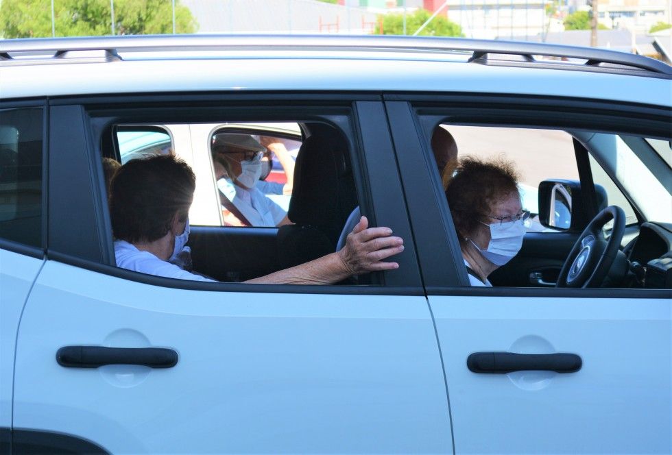 Idosos foram vacinados pelo sistema drive thru em Carlos Barbosa