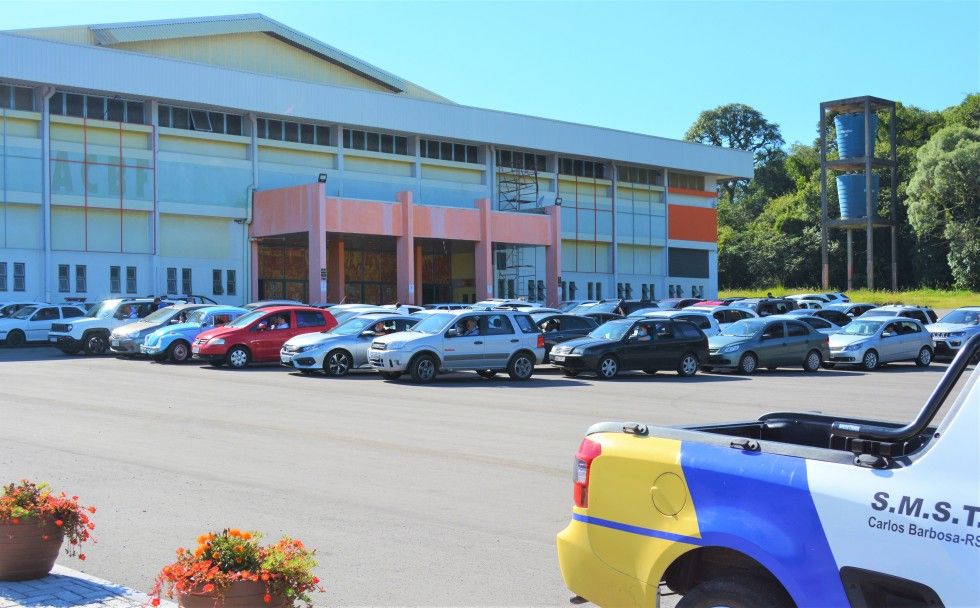 Idosos foram vacinados pelo sistema drive thru em Carlos Barbosa