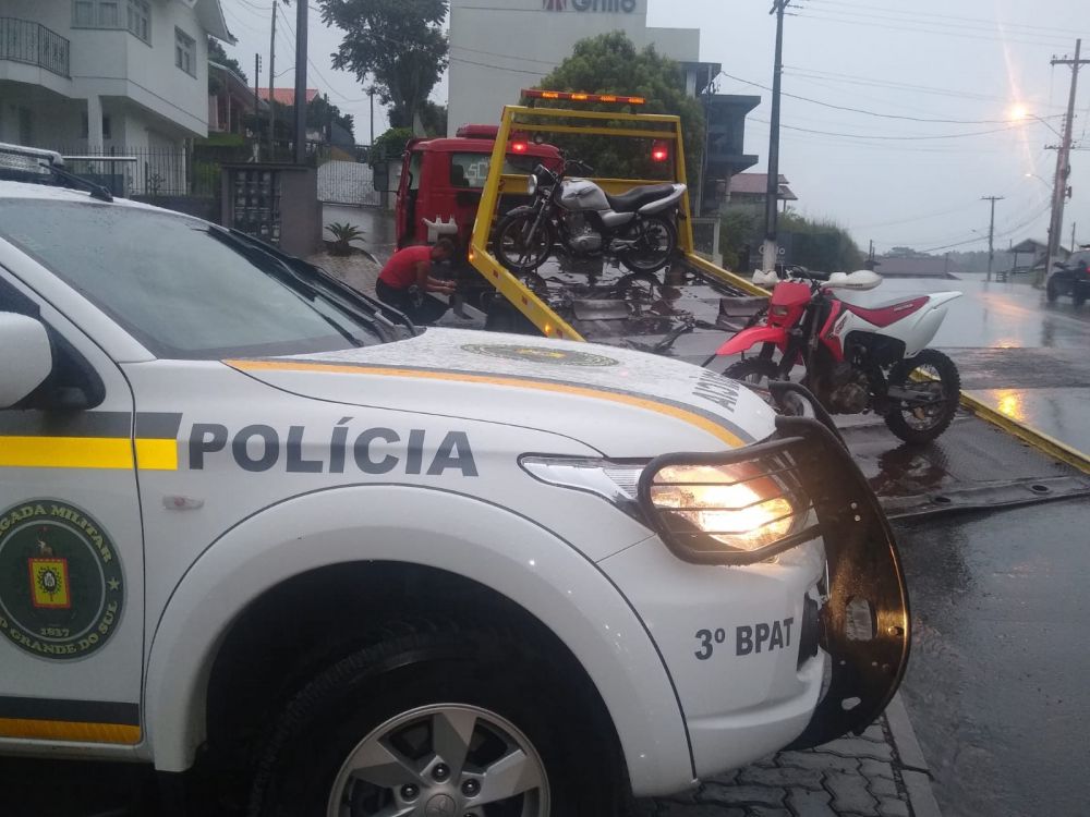 BM apreende motocicleta em Garibaldi e droga em Carlos Barbosa