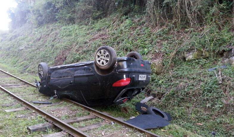 Motorista fica ferido após veículo despencar em um barranco em Garibaldi