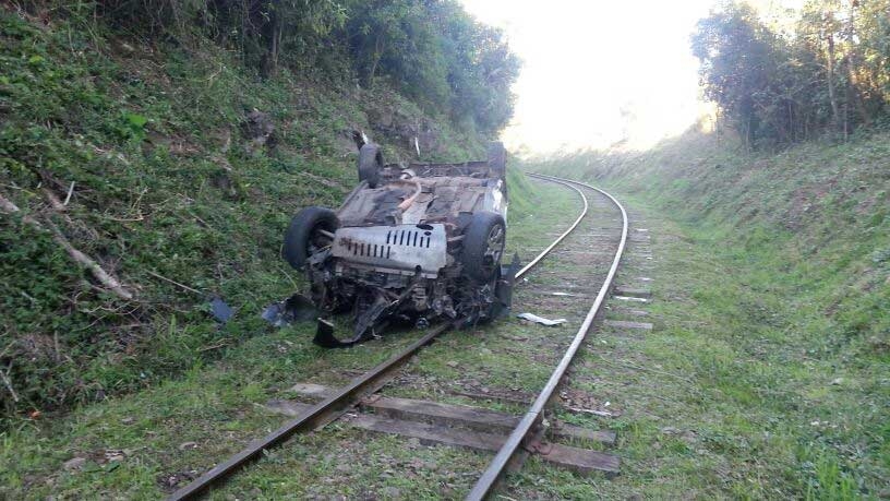 Motorista fica ferido após veículo despencar em um barranco em Garibaldi