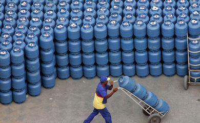 Bolsonaro diz que impostos federais sobre gás e diesel serão zerados