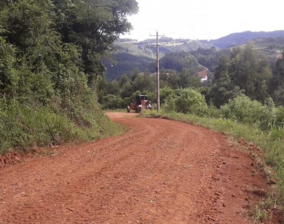 Aos poucos, estradas do interior de Carlos Barbosa recebem melhorias