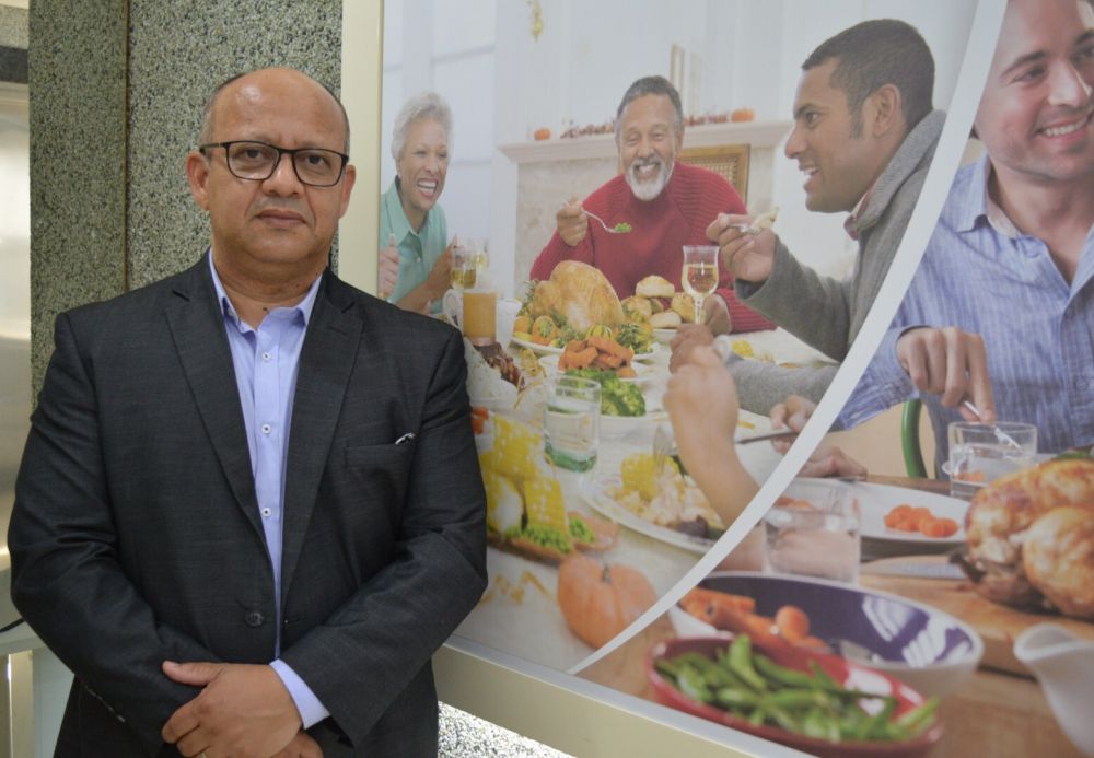 Frigoríficos e granjas reduzem a produção de aves