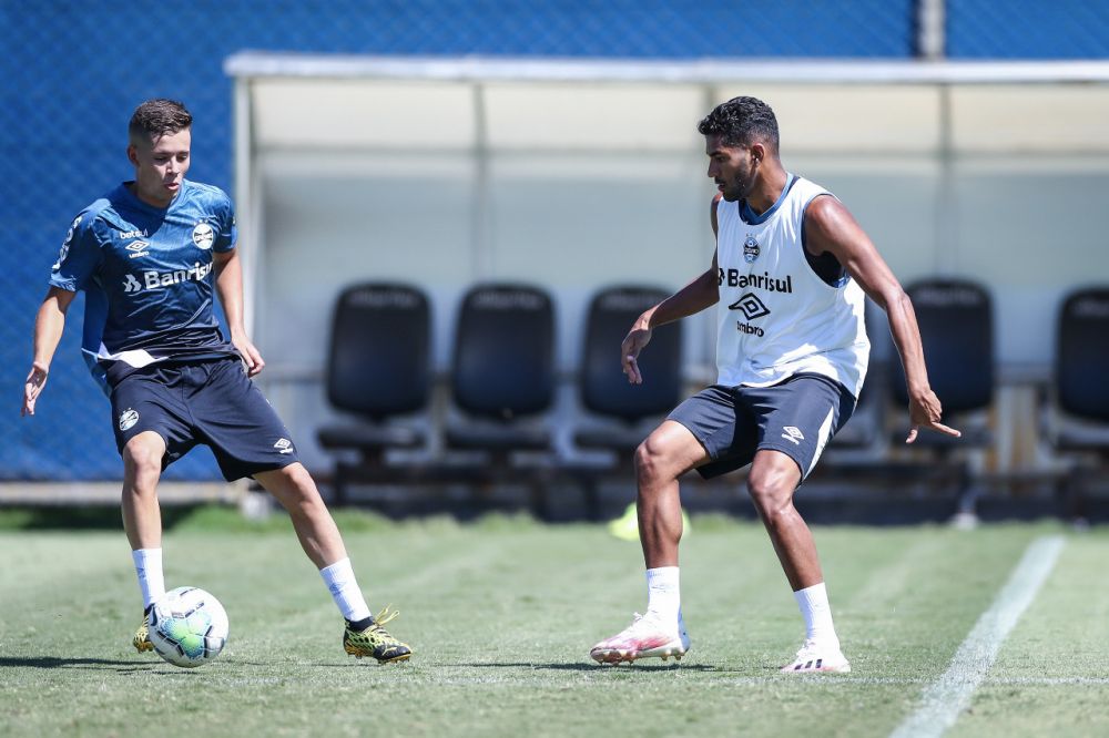 Tricolor enfrenta o Bragantino e terá o comando do auxiliar Alexandre Mendes