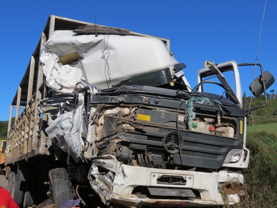 Acidente entre caminhões deixa um morto e dois feridos em Farroupilha