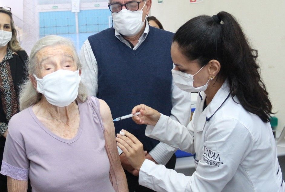 Idosos acima de 80 anos podem agendar vacina neste sábado em Garibaldi