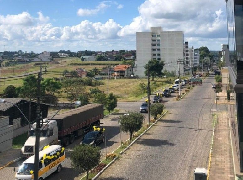 Carreata com cerca de 250 veículos protesta pelo retorno das aulas em Farroupilha