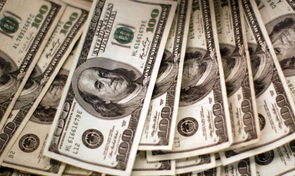 Dólar encosta em R$ 5,80 e fecha no maior valor em 10 meses