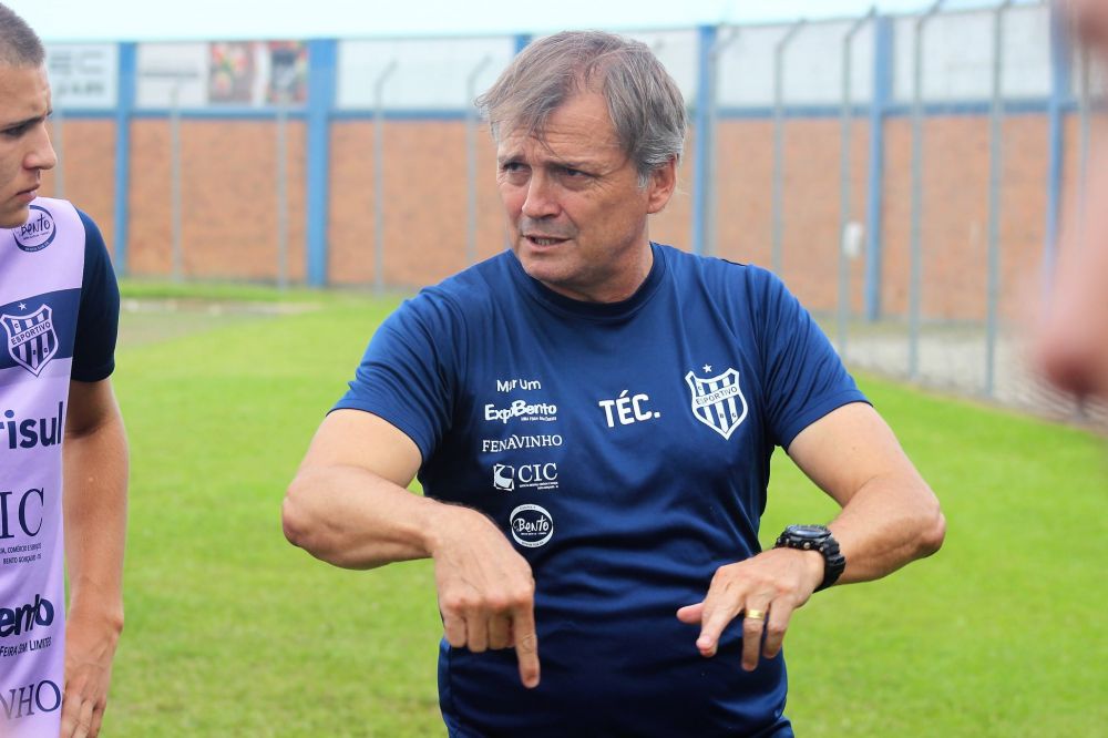 Esportivo demite o técnico Luiz Carlos Winck