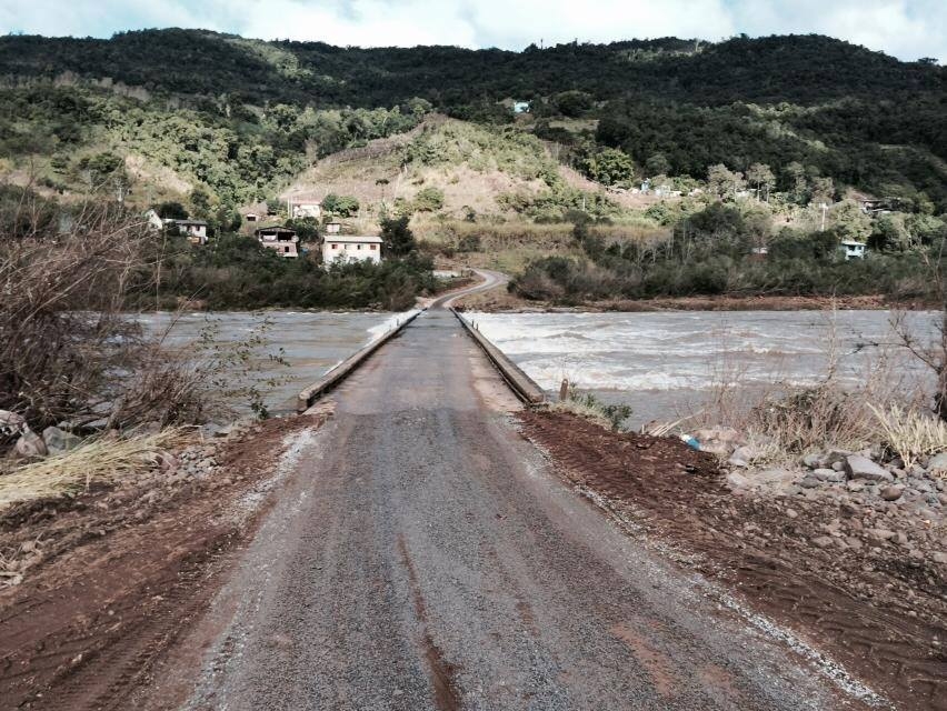 Rio das Antas baixa, ponte entre Bento Gonçalves e Cotiporã é liberada