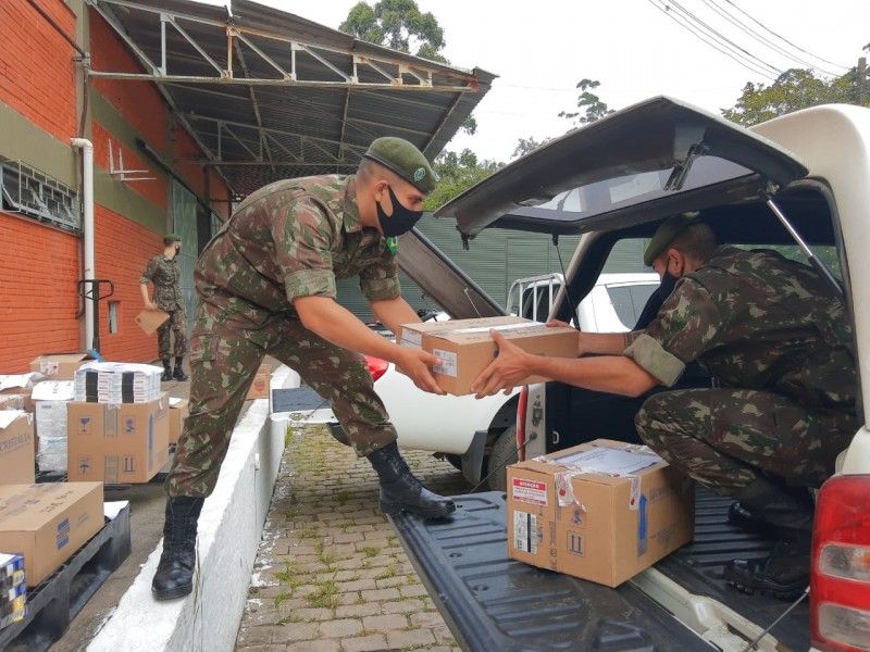 Exército distribui medicamentos do kit intubação em Garibaldi e Farroupilha