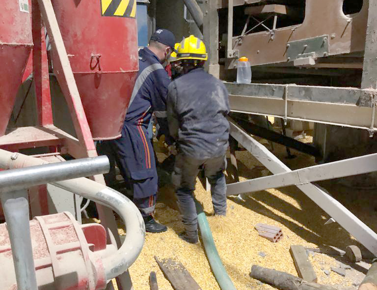 Homem fica soterrado após acidente em silo de Nova Bassano