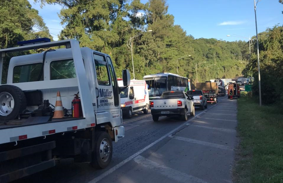  Acidente entre ônibus e caminhão causa congestionamento na BR-470 em Garibaldi