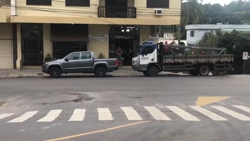 Estacionamento irregular de veículos causa transtorno em Garibaldi