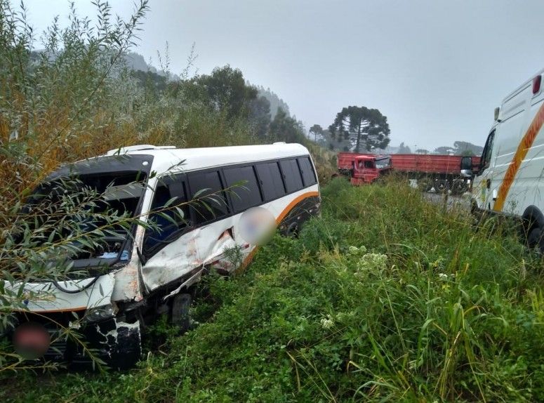 Carreta forma 'L' e deixa duas pessoas feridas na RSC-453 em Farroupilha