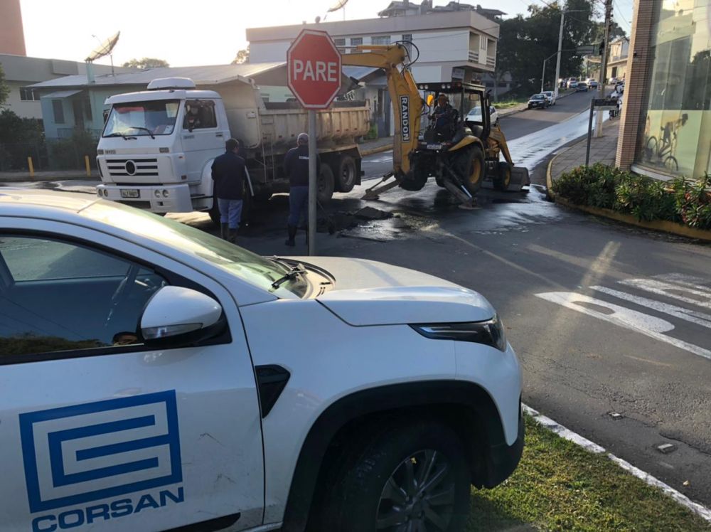 Rompimento de tubulação causa transtorno na Buarque de Macedo