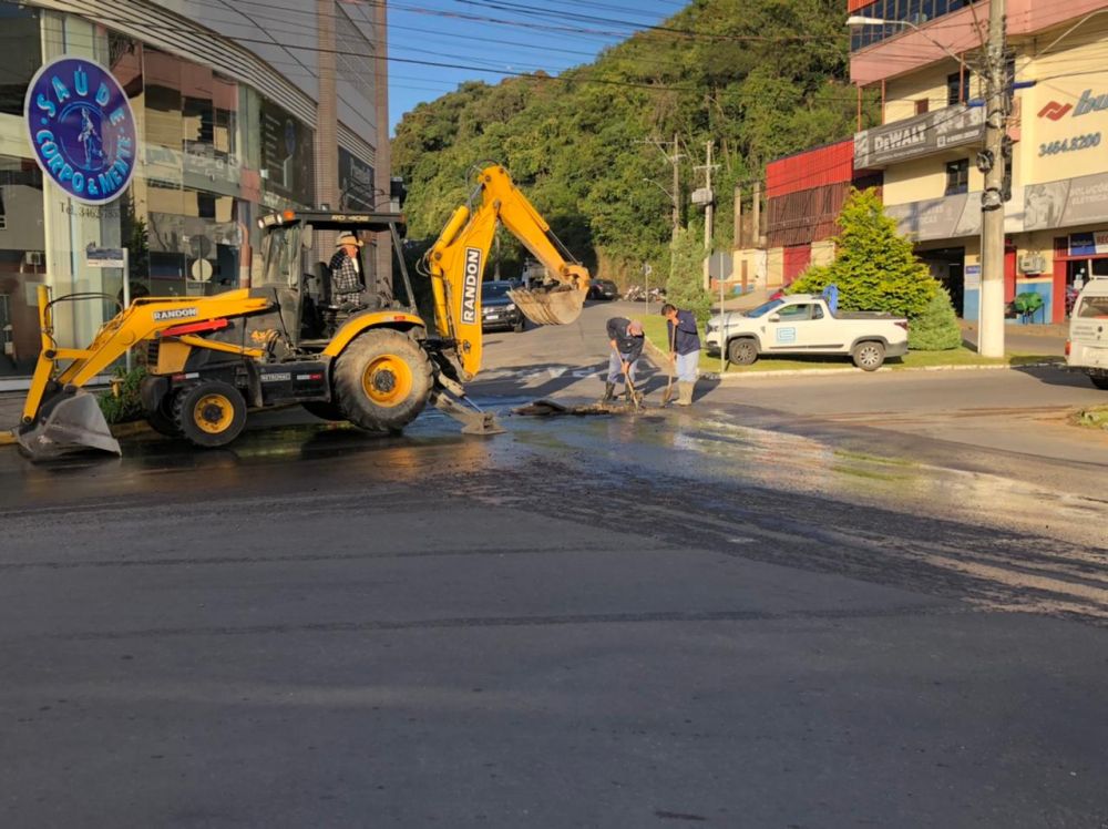 Rompimento de tubulação causa transtorno na Buarque de Macedo