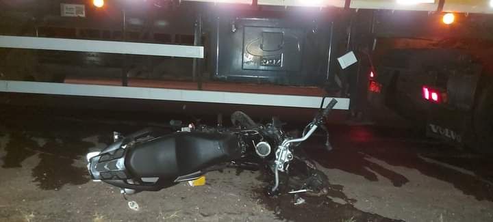 Motociclista morre após colidir com carreta na RSC-453