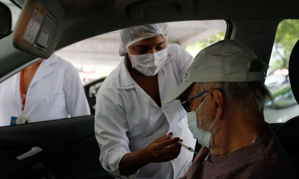 Vacinação reduz pela metade morte entre idosos com mais de 80 anos