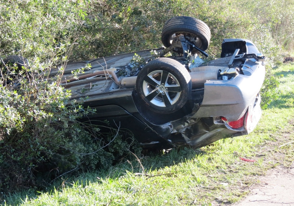 Motorista perde o controle e capota veículo na Rota do Sol