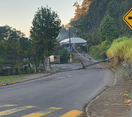 Caminhão derruba poste de luz no bairro Tamandaré em Garibaldi